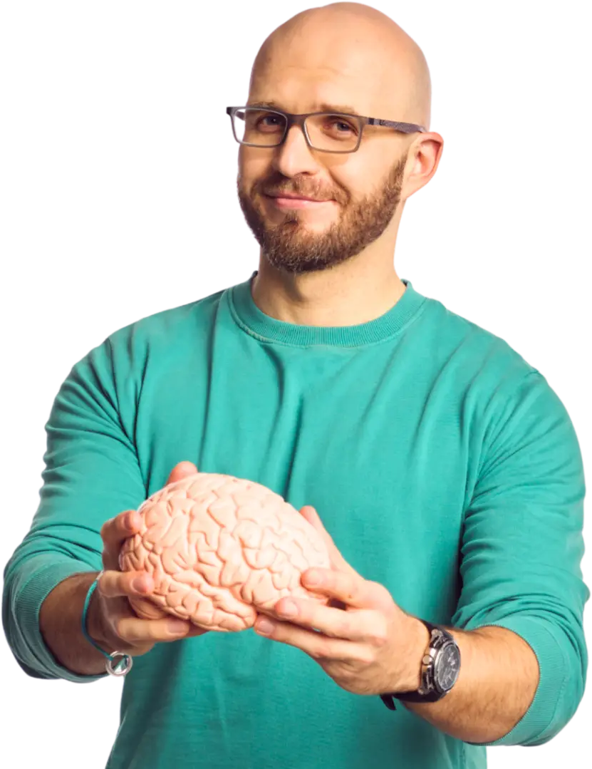 Wojtek trzymający model mózgu