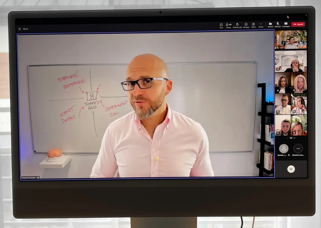 Wojtek prowadzi warsztat online, widoczny na ekranie komputera