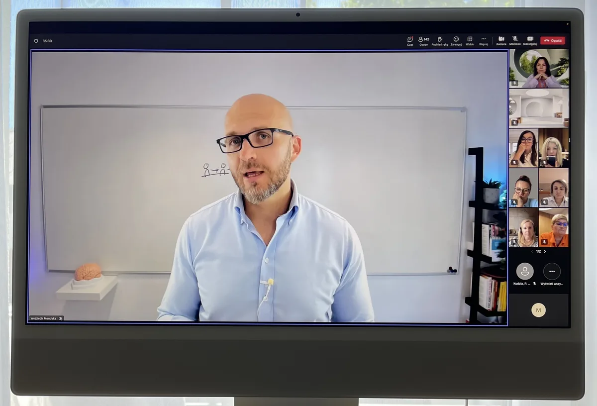 Wojtek prowadzi warsztat online, widoczny na ekranie komputera