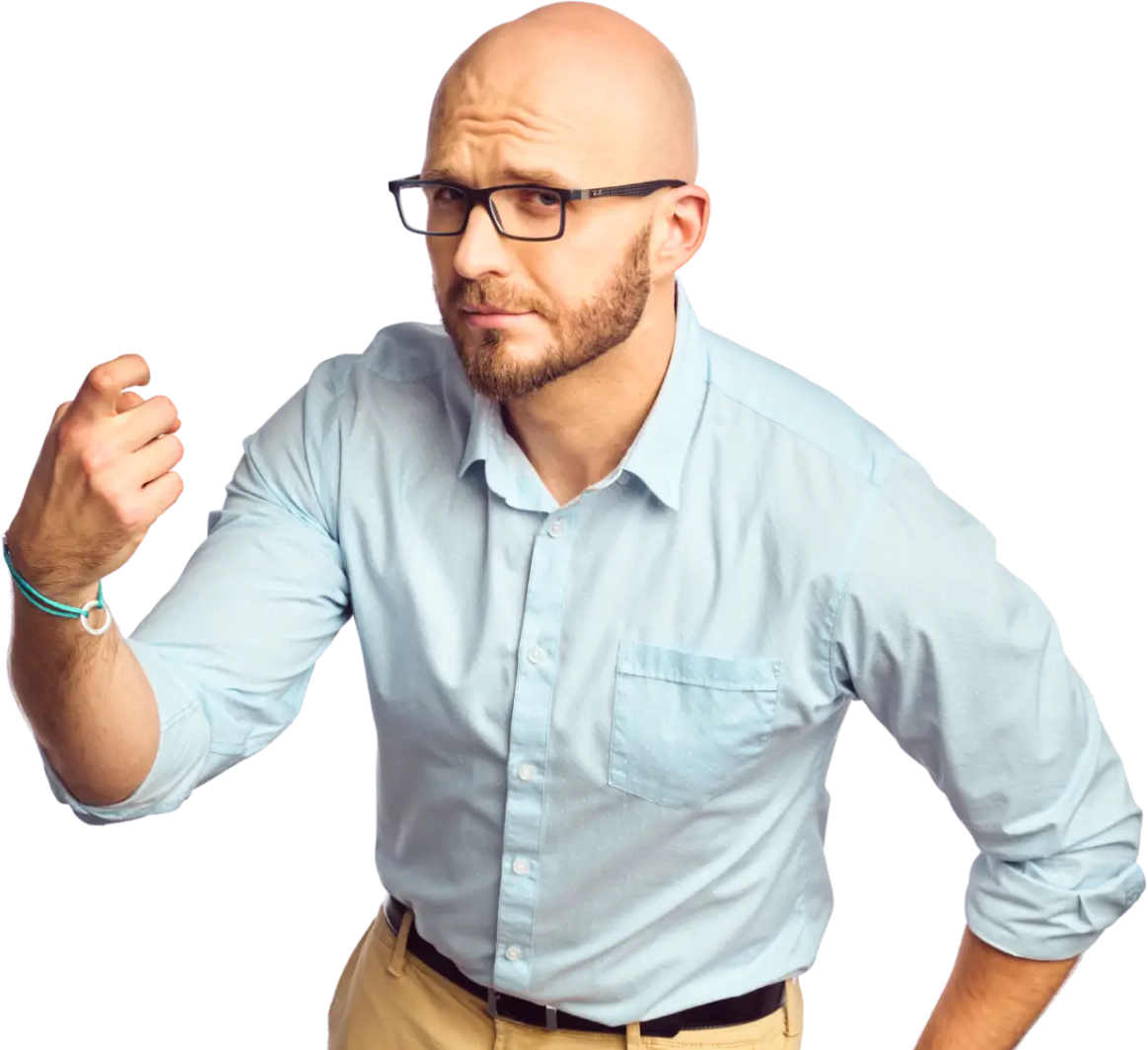 Wojtek w niebieskiej koszuli gestykuluje w stronę rozmówcy