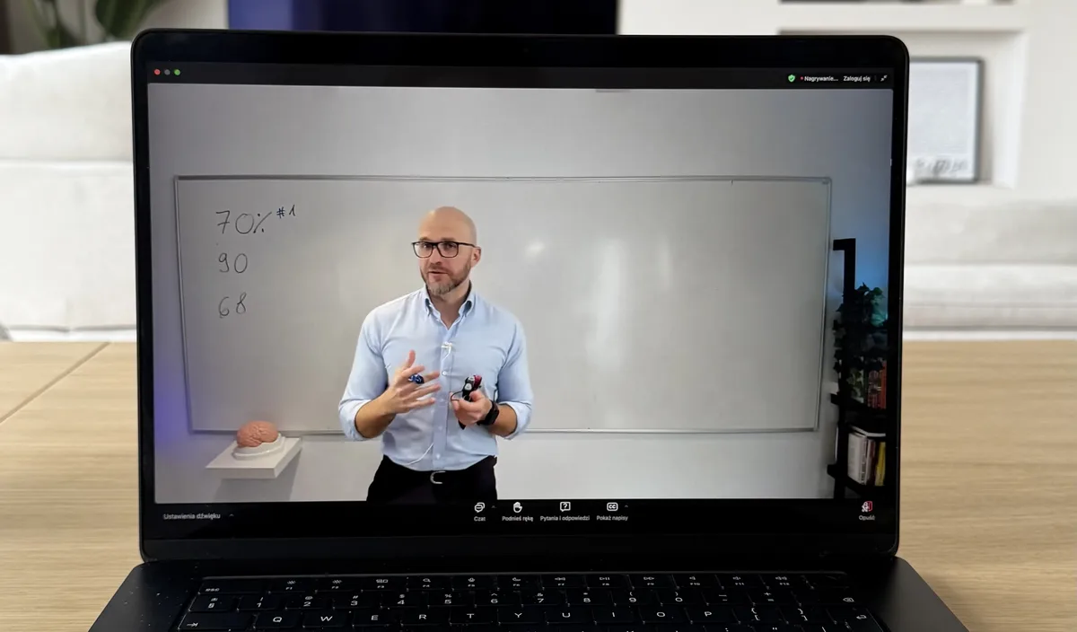 Wojtek prowadzi warsztat online, widoczny na ekranie laptopa