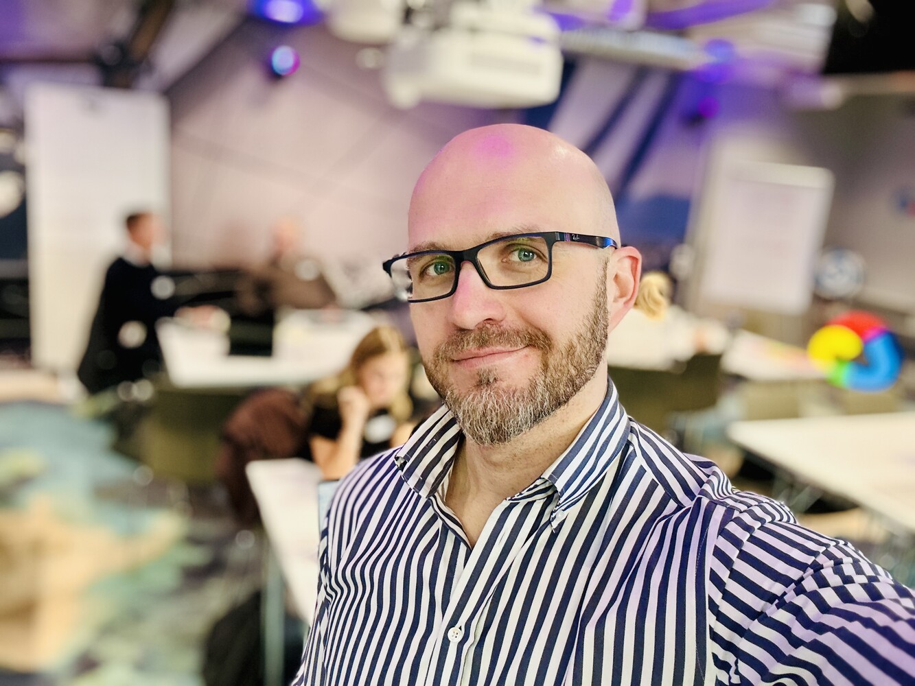 Zmęczony, ale szczęśliwy. Oslo, 7 Marca 2025. Ostatnia sesja na tej trasie. W Oslo byłem dwa razy pod rząd. W czwartek i piątek miałem jedną sesją. Wróciłem w piątek w nocy. W sobotę urodziła się moja córka. W niedzielę już znowu byłem w Oslo.
